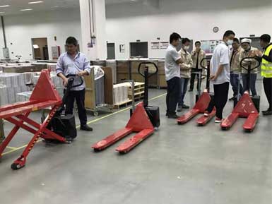 電動高升程搬運車交付使用，感謝廠家羅總親自跟客戶講解操作方法！